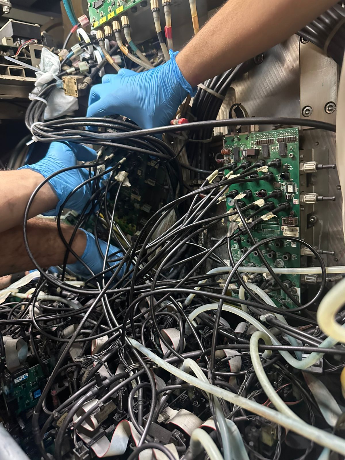Manutenção em placas eletrônicas e cabeamento de impressora industrial
